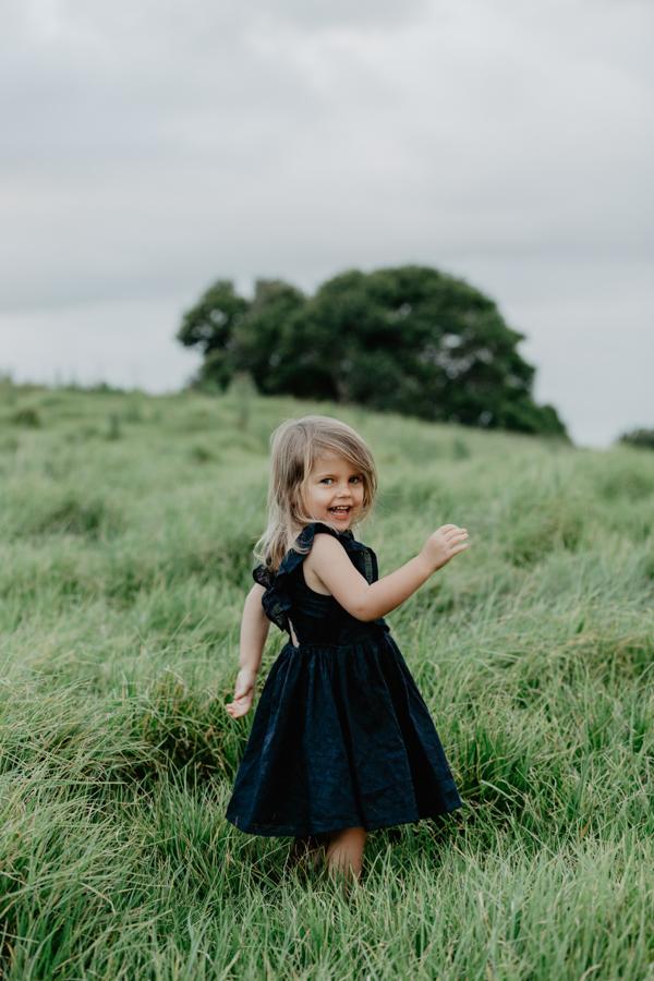 Maleny photographer, family photos at One Tree Hill on the Sunshine Coast